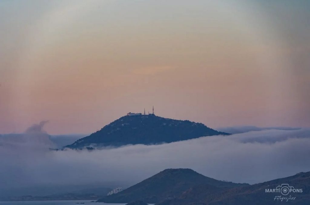 Niebla en Monte Toro. Foto de Martí Pons