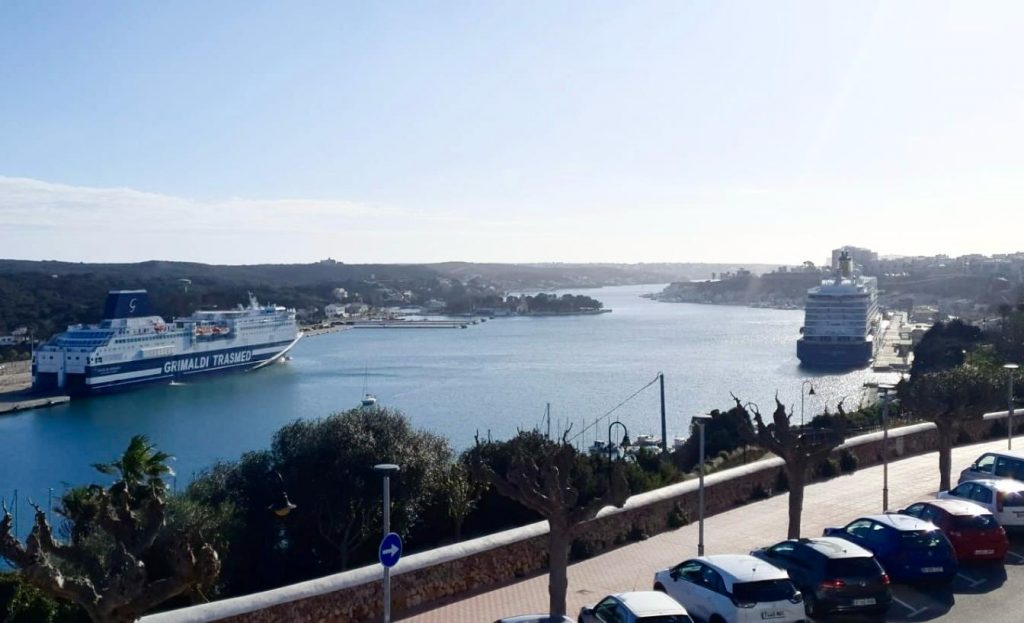 El ferry 'Ciudad Granada' a la izquierda, y el crucero 'Spirit of Adventure' a la derecha.