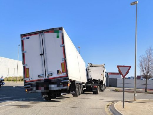 (Fotos) Un tráiler se desliga de su camión en calle França y provoca el cierre temporal del tráfico