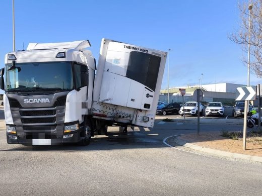 (Fotos) Un tráiler se desliga de su camión en calle França y provoca el cierre temporal del tráfico