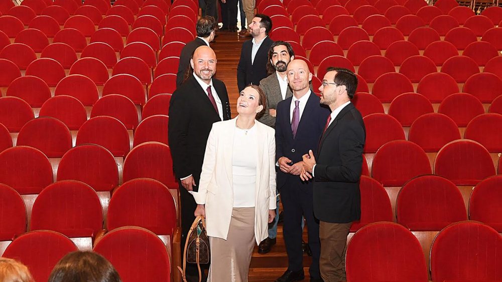 La presidenta del Govern ha visitado el Teatre Principal de Maó con motivo de la presentación de la 53ª Temporada de Ópera
