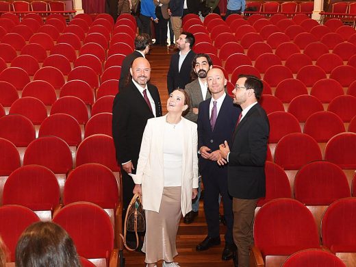 (Fotos) Prohens visita el Teatre Principal de Maó para la presentación de la 53ª Temporada de Ópera