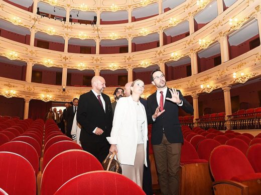 (Fotos) Prohens visita el Teatre Principal de Maó para la presentación de la 53ª Temporada de Ópera
