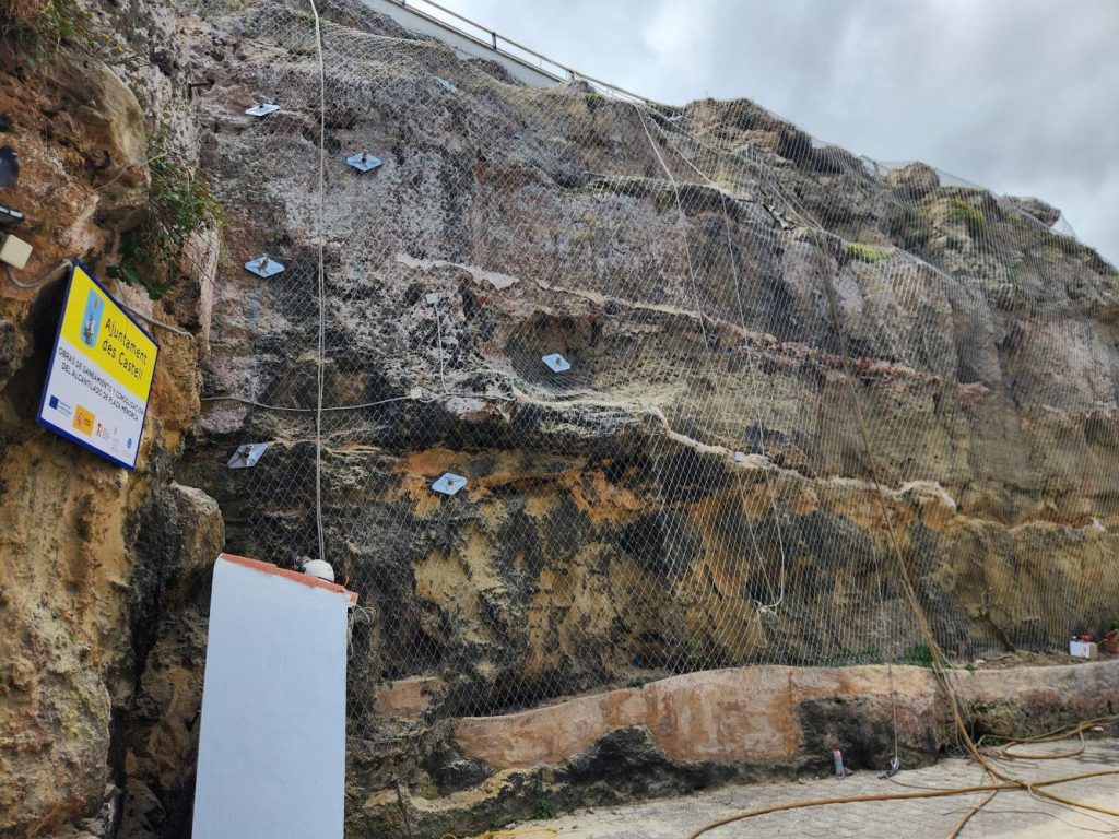 El acantilado de la Plaça Menorca ahora es más seguro tras las recientes obras de consolidación