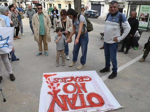 (Fotos) 500 personas piden un puerto de Maó fuera de la OTAN