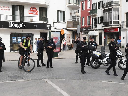 (Fotos) 500 personas piden un puerto de Maó fuera de la OTAN