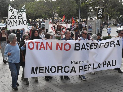 (Fotos) 500 personas piden un puerto de Maó fuera de la OTAN