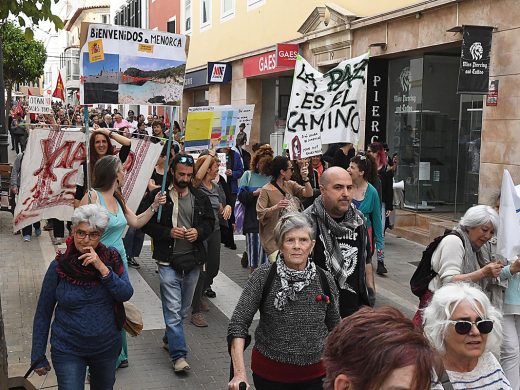 (Fotos) 500 personas piden un puerto de Maó fuera de la OTAN