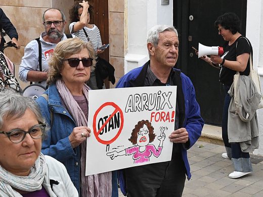 (Fotos) 500 personas piden un puerto de Maó fuera de la OTAN