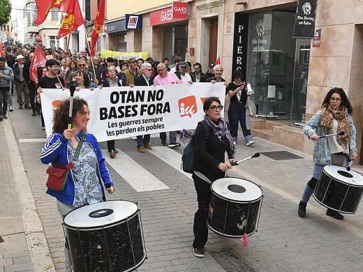 (Fotos) 500 personas piden un puerto de Maó fuera de la OTAN