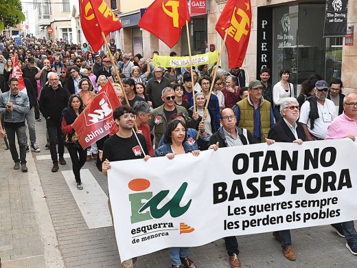 (Fotos) 500 personas piden un puerto de Maó fuera de la OTAN