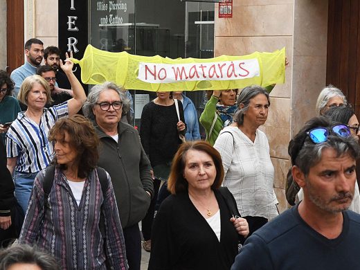 (Fotos) 500 personas piden un puerto de Maó fuera de la OTAN