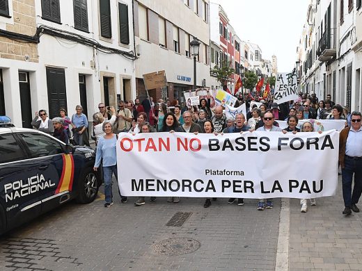 (Fotos) 500 personas piden un puerto de Maó fuera de la OTAN