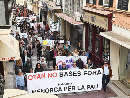 (Fotos) 500 personas piden un puerto de Maó fuera de la OTAN