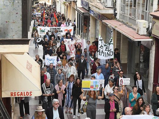 (Fotos) 500 personas piden un puerto de Maó fuera de la OTAN