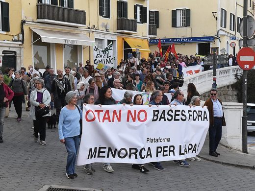 (Fotos) 500 personas piden un puerto de Maó fuera de la OTAN