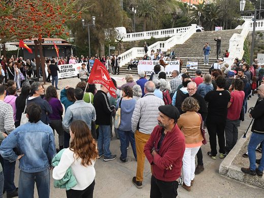 (Fotos) 500 personas piden un puerto de Maó fuera de la OTAN