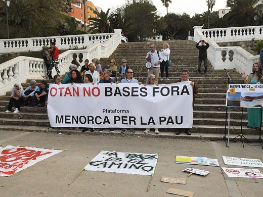 (Fotos) 500 personas piden un puerto de Maó fuera de la OTAN