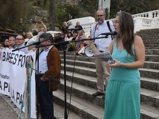 (Fotos) 500 personas piden un puerto de Maó fuera de la OTAN