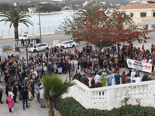 (Fotos) 500 personas piden un puerto de Maó fuera de la OTAN