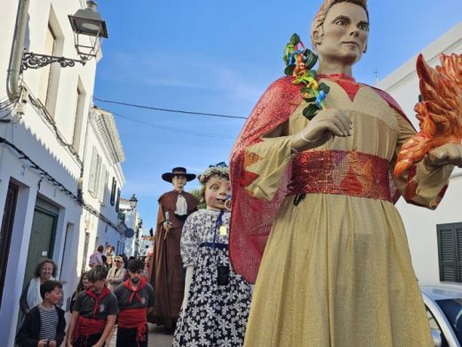 (Fotos) Música y baile para recibir a ‘Joan Flametes’ en Sant Lluís