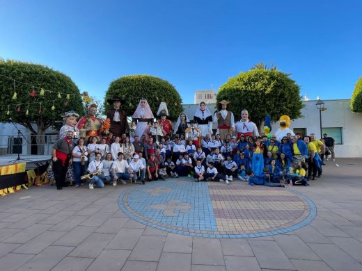 (Fotos) Música y baile para recibir a ‘Joan Flametes’ en Sant Lluís