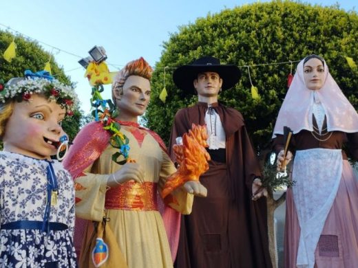 (Fotos) Música y baile para recibir a ‘Joan Flametes’ en Sant Lluís