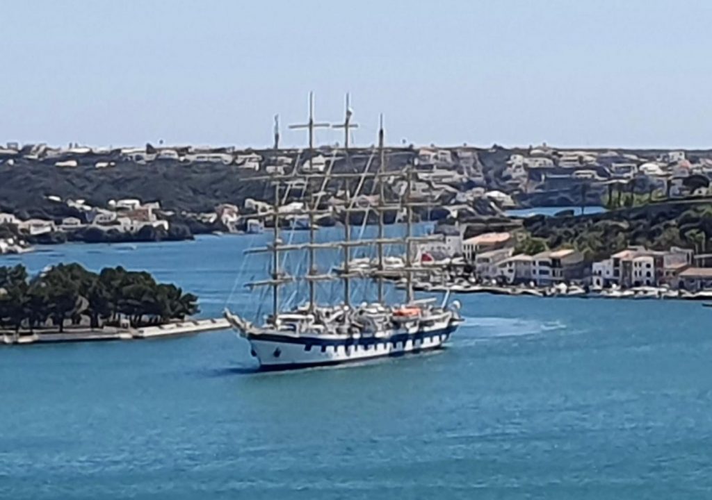 Imagen del velero llegando al puerto de Maó (Foto: Nando Andreu)