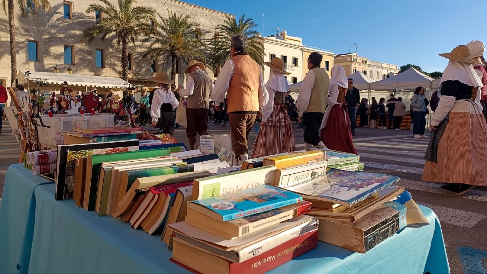Desfile de ropa entre libros (Fotos: Sergio Moreno)