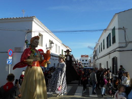 (Fotos) Música y baile para recibir a ‘Joan Flametes’ en Sant Lluís