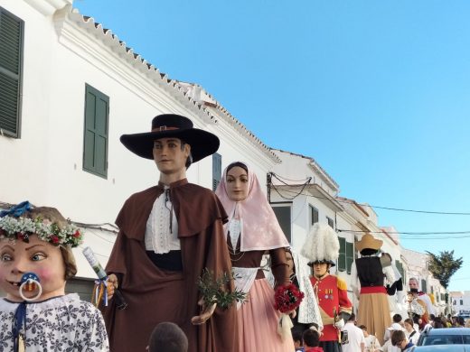 (Fotos) Música y baile para recibir a ‘Joan Flametes’ en Sant Lluís