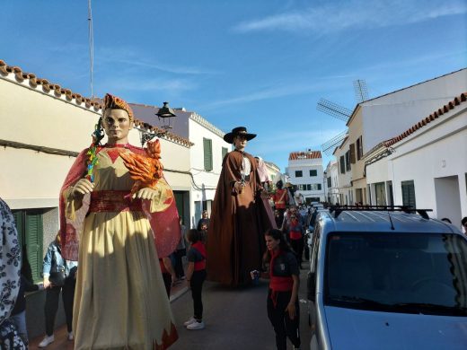 (Fotos) Música y baile para recibir a ‘Joan Flametes’ en Sant Lluís