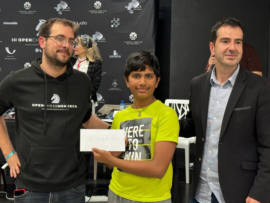 El Maestro FIDE Aaron Reeve Mendes (2288 FIDE), de tan solo 12 años, se proclamó anoche campeón del torneo Blitz nocturno.