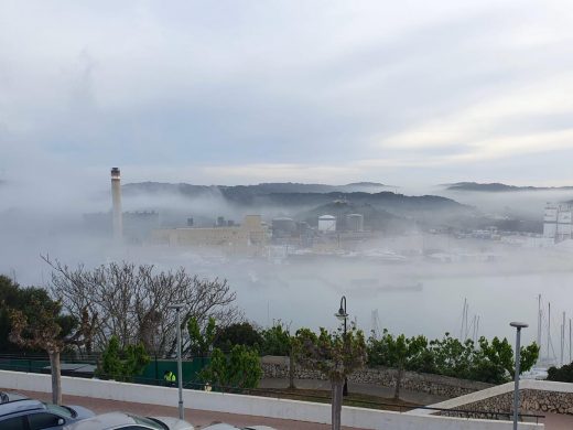 (Fotos) Amanecer entre brumas: el puerto de Maó se despierta sumergido por la niebla