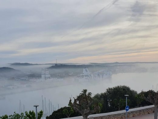 (Fotos) Amanecer entre brumas: el puerto de Maó se despierta sumergido por la niebla