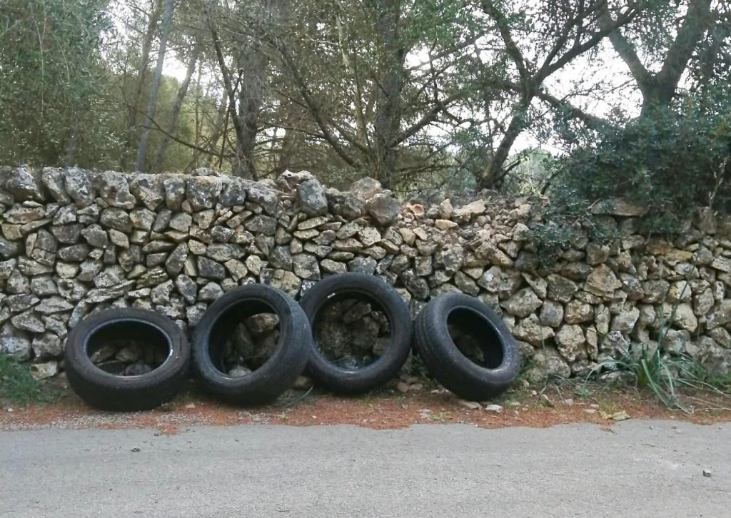 Descubren neumáticos abandonados en el Camí de Binixems