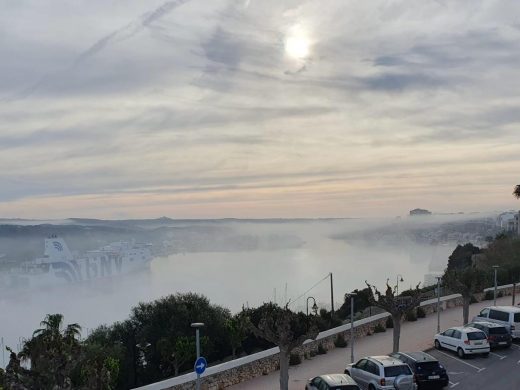 (Fotos) Amanecer entre brumas: el puerto de Maó se despierta sumergido por la niebla