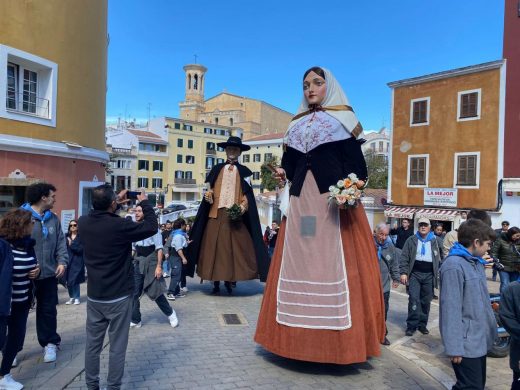 (Fotos y vídeo) Maó inicia las festividades del 90º aniversario de los ‘gegants’ Tomeu y Guida