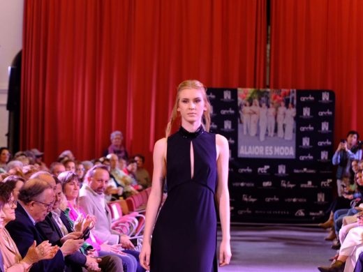 (Fotos) Alaior corona a Maria del Carme Vidal en el concurso de jóvenes diseñadores de moda