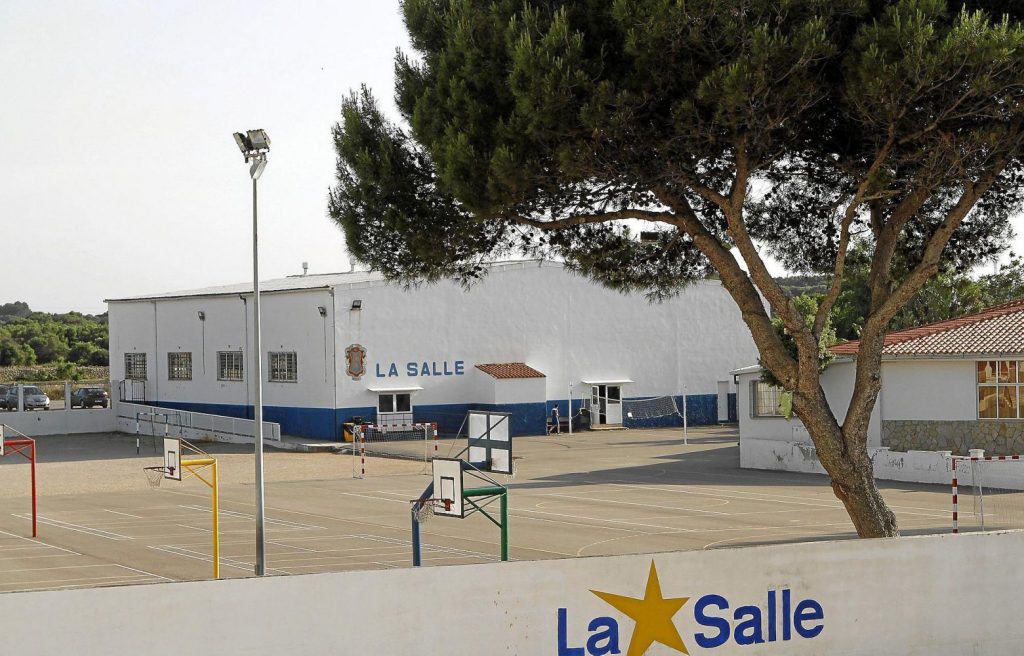 Patio y pabellón de deportes de La Salle Maó
