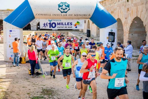 El recorrido incluye la Fortaleza de La Mola y otros lugares emblemáticos.