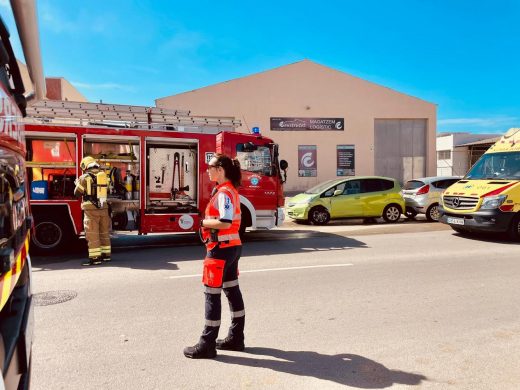 (Fotos) Incendio en el polígono de Ciutadella: los bomberos sofocan el fuego en una carpintería