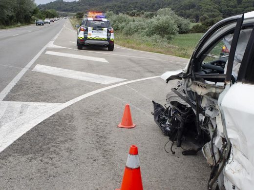 (Fotos) Accidente en el cruce de Ets Alocs: un herido tras el choque de dos vehículos