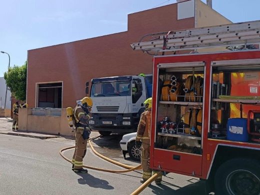 (Fotos) Incendio en el polígono de Ciutadella: los bomberos sofocan el fuego en una carpintería