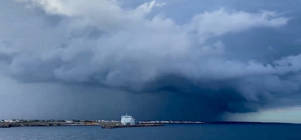 Cielo encapotado mirando hacia el sur desde Ciutadella (Foto: Meteo Menorca)