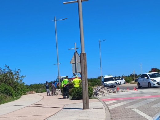 (Fotos) Un camión pierde material de obra en la carretera de Sant Lluís