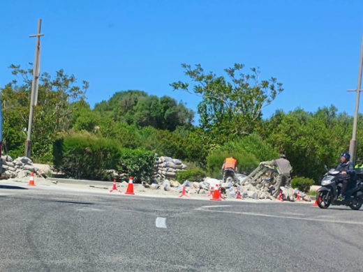 (Fotos) Un camión pierde material de obra en la carretera de Sant Lluís