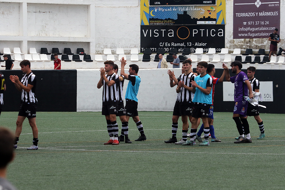 Los jugadores, despidiéndose de la grada (Fotos: Jaume Fiol - deportesmenorca.com)