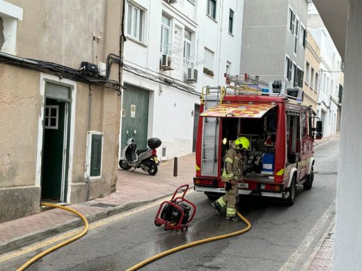 (Vídeo y fotos) Los bomberos sofocan el fuego en una cocina de una casa de Maó