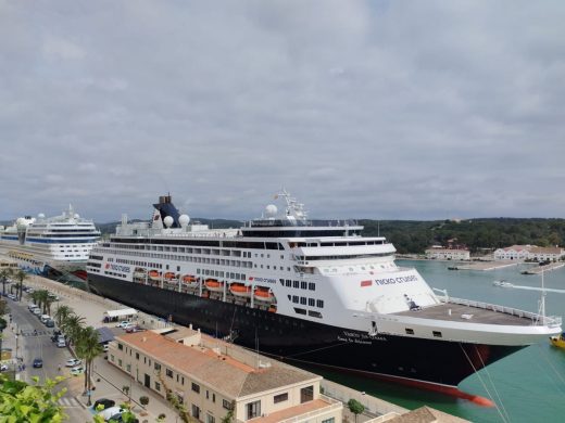 (Fotos) Cuatro grandes navíos hacen escala en el puerto de Maó